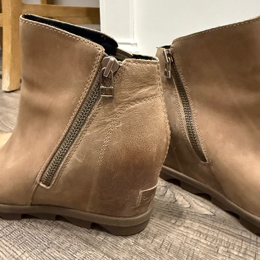 Sorel Joan of Arctic Wedge II Chelsea Boots Tan Leather NL3365-240 Womens 8.5